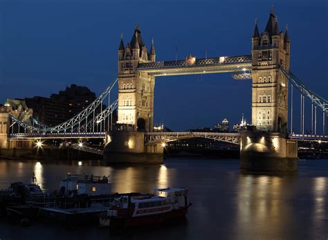  Old London Bridge: Un Ritratto Visionario della Capitale Britannica